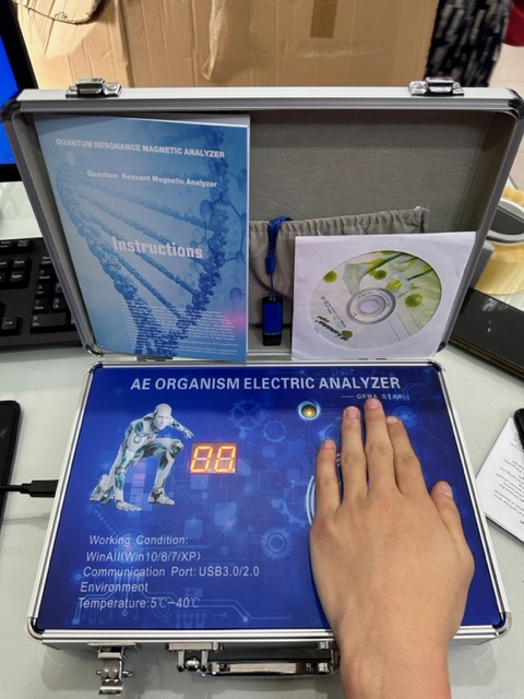 Máy kiểm tra sức khỏe đặt bàn tay xanh